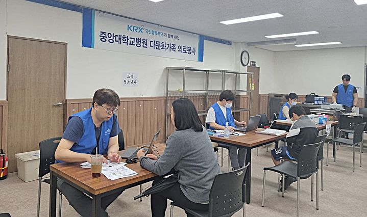 중앙대병원의료진이 다문화가족에게 건강검진을 하고있다. *재판매 및 DB 금지