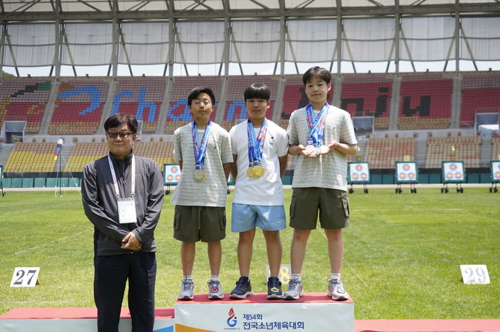 [서울=뉴시스] 양궁 12세 이하 남자부의 양가온(왼쪽부터), 신동주, 박서준. (사진=대한양궁협회 제공) *재판매 및 DB 금지