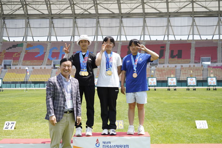 [서울=뉴시스] 양궁 12세 이하 여자부의 고다현(왼쪽부터), 김다을, 장채윤. (사진=대한양궁협회 제공) *재판매 및 DB 금지