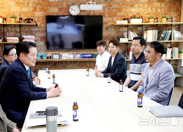 [안양=뉴시스] 최대호 시장(사진 왼쪽)이 전수식에 이어 포상을 받은 농수산물도매시장 직원들을 격려하고 있다.(사진=안양시 제공).2025.05.26.photo@newsis.com