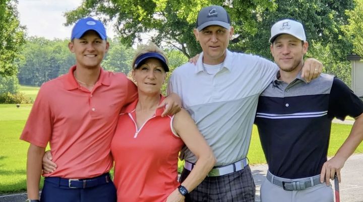 [뉴시스] 레이저 시력 교정술 후 심각한 합병증을 겪던 미국의 한 남성이 수술 몇 달 만에 스스로 목숨을 끊는 일이 발생했다. (왼쪽부터 제이콥, 스테파니, 팀, 라이언) (사진=폭스뉴스 캡처) 2025.05.26 *재판매 및 DB 금지