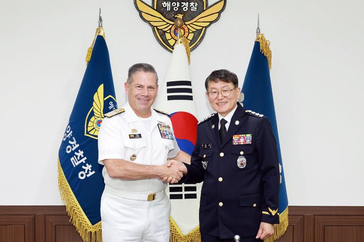 [인천=뉴시스] 김용진 해양경찰청장은 26일 오후 인천 연수구 해양경찰청에서 콜롬비아 해군 참모총장인 후안 리까르도 로소 오브레콘 대장과 기념촬영을 하고 있다. (사진=해양경찰청 제공) 2025.05.26. photo@newsis.com *재판매 및 DB 금지