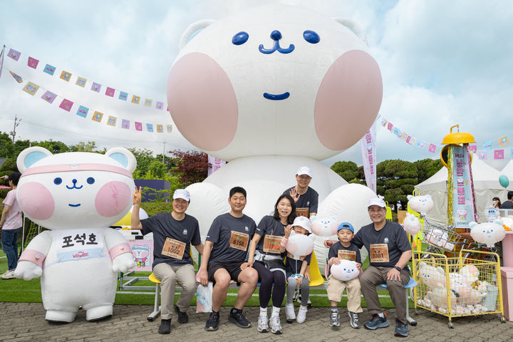 [서울=뉴시스] 포스코는 지난 17일 한국철강협회가 개최한 '2025 철강 마라톤 대회'에서 임직원 및 가족들을 위한 '포석호의 낭만운동회' 이벤트 부스를 운영했다. 사진은 포스코그룹 직원 가족들이 장인화 회장(앞줄 오른쪽), 이희근 포스코 사장(앞줄 왼쪽), 이주태 포스코홀딩스 사장(뒷줄)과 기념촬영을 하고 있는 모습. (사진제공=포스코). 2025.05.26. photo@newsis.com *재판매 및 DB 금지