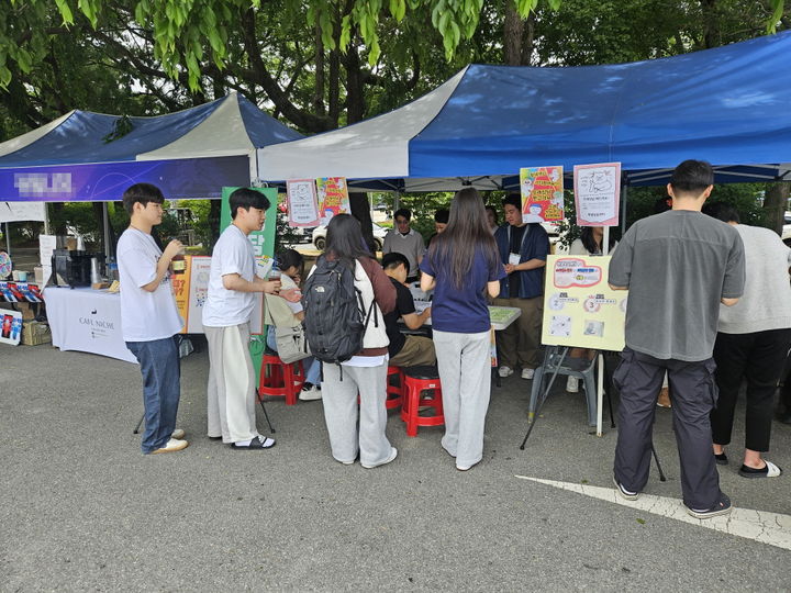 [대전=뉴시스] 국립한밭대 '1학기 톡톡 마음약국 캠페인' 모습. (사진=국립한밭대 제공)&nbsp; *재판매 및 DB 금지
