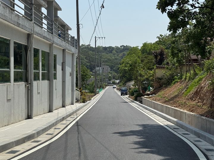 [울산=뉴시스] 울산시 남구가 선암동 개발제한구역인 감나무진 집단취락지구 내 도시계획도로 1구간(소로3-360호선) 확장공사를 최근 완료했다. (사진=울산 남구 제공) photo@newsis.com *재판매 및 DB 금지
