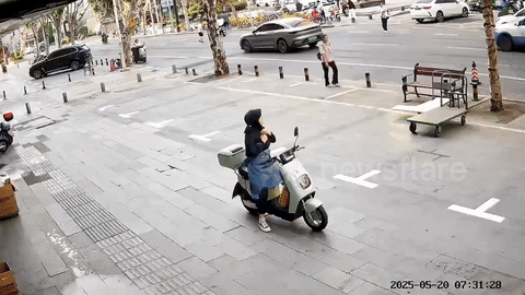[뉴시스]부서진 보도블록으로 인해 아찔한 사고가 발생했다. (사진=docnhanh) *재판매 및 DB 금지 *재판매 및 DB 금지