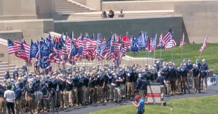 [뉴시스] 미국의 백인 우월주의 단체 ‘패트리어트 전선(Patriot Front)’이 캔자스시티의 리버티 메모리얼에서 집회를 열었다. (사진=폭스4뉴스 캡처) 2025.05.26 *재판매 및 DB 금지
