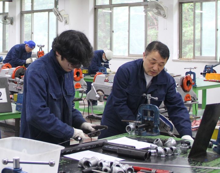 [서울=뉴시스] 권신혁 기자 = 이민혁(사진 왼쪽)·이재혁 형제가 한국폴리텍대학 바이오캠퍼스 바이오배양공정과 세포배양실에서 부유세포배양 중인 바이오리엑터로부터 샘플링하고 있는 모습. (사진 = 한국폴리텍대학 제공) 2025.05.26. innovation@newsis.com *재판매 및 DB 금지