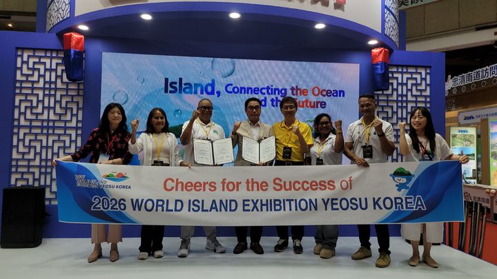 [여수=뉴시스] 여수세계섬박람회 조직위원회가 타이완에서 해외 참가국 유치를 위한 협약후 사진촬영하고 있다. (사진=조직위 제공) 2025.05.26. photo@newsis.com *재판매 및 DB 금지