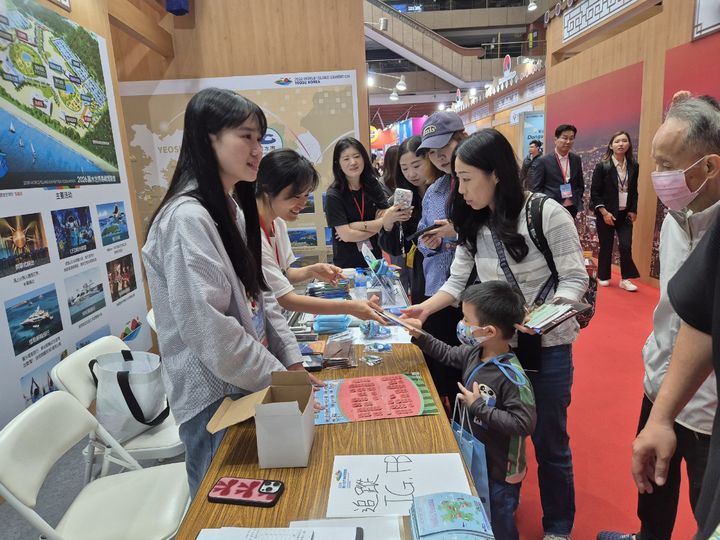 [여수=뉴시스] 여수세계섬박람회 조직위원회가&nbsp; 타이베이세계무역센터에서 열린 '2025대만국제관광박람회(TTE)에 참가해 2026여수세계섬박람회를 홍보 하고 있다. (사진=조직위 제공) 2025.05.26. photo@newsis.com *재판매 및 DB 금지