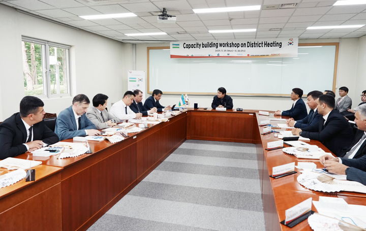 [세종=뉴시스]정용기 지역난방공사 사장이 우즈벡 고위 공무원들을 만나 환영인사를 나누고 있다.(사진=지역난방공사 제공) *재판매 및 DB 금지