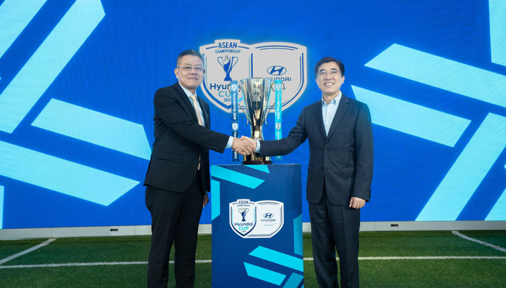 [서울=뉴시스] 현대컵의 공식 출범을 알리며 악수하는 (왼쪽부터) 키에프 사메스(Khiev Sameth) 동남아시아축구연맹 회장과 김성남 현대자동차 아태권역본부장. (사진=현대차 제공) 2025.05.26 photo@newsis.com *재판매 및 DB 금지