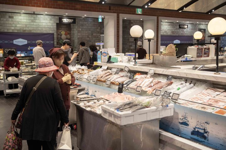 [서울=뉴시스]신세계백화점이 전국 10개 점포에서 '씨푸드 페스티벌'을 개최한다고 27일 밝혔다.(사진=신세계백화점 제공) *재판매 및 DB 금지