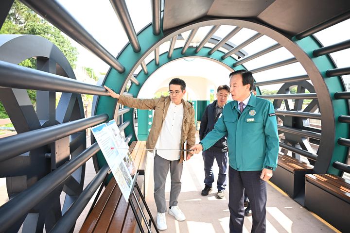 [울산=뉴시스] 박수지 기자 = 박천동 울산 북구청장이 26일 울산숲 연계 거점공간인 매곡천 하류 일원 만남의 광장 조성사업 완료 현장을 점검하고 있다. (사지=북구 제공) 2025.05.26. photo@newsis.com *재판매 및 DB 금지