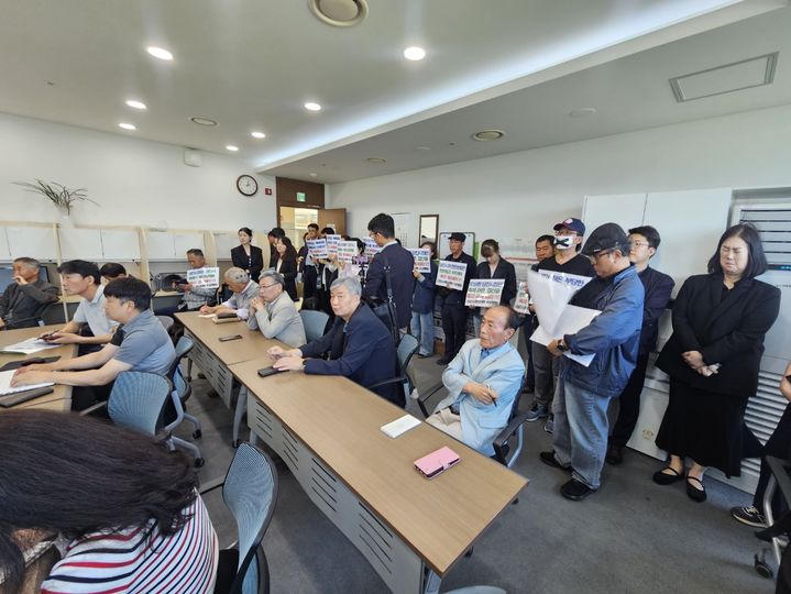 [당진=뉴시스] 김덕진 기자=당진사회대개혁비상행동이 26일 당진시청 브리핑룸에서 열린 (재)당진문화재단 반박 기자회견에 참석해 손팻말을 들고 자신들의 주장을 펴고 있다. 2025.05.26. photo@newsis.com *재판매 및 DB 금지