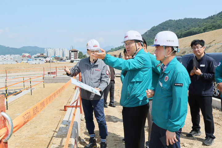 [창원=뉴시스] 강경국 기자 = 장금용 경남 창원시장 권한대행이 26일 자족형 복합행정타운 공사 현장을 방문해 재난 대비 상황을 점검하고 있다. (사진=창원시청 제공). 2025.05.26. photo@newsis.com *재판매 및 DB 금지