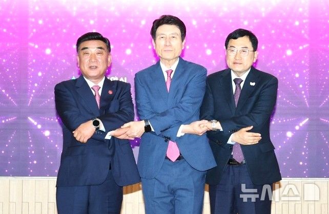 [포항=뉴시스] 송종욱 기자 = 포항-울산-경주시의 해오름동맹광역추진단은 26일 포항 체인지업그라운드에서 해오름동맹상생협의회 '2025년 상반기 정기회'를 개최했다. 사진은 정기회에서 김두겸(왼쪽부터) 울산시장, 이강덕 포항시장, 주낙영 경주시장이 손을 맞잡고 협력을 다짐하며 기념 촬영하는 모습. (사진=포항시 제공) 2025.05.26. photo@newsis.com