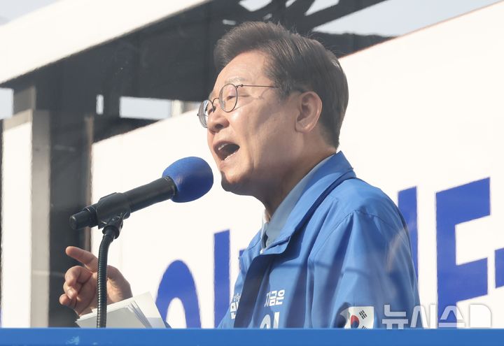 [남양주=뉴시스] 조성봉 기자 = 이재명 더불어민주당 대선 후보가 26일 경기 남양주 평내호평역 광장에서 열린 유세에서 시민들에게 지지를 호소하고 있다. 2025.05.26. suncho21@newsis.com