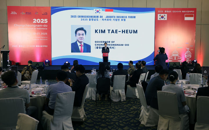 [홍성=뉴시스]&nbsp; 김태흠 충남지사가 26일 인도네시아 출장 첫 공식 일정으로 자카르타 기업인과 바이어 등을 만나 충남 기업의 우수 제품과 기술력을 소개하고 있다. *재판매 및 DB 금지