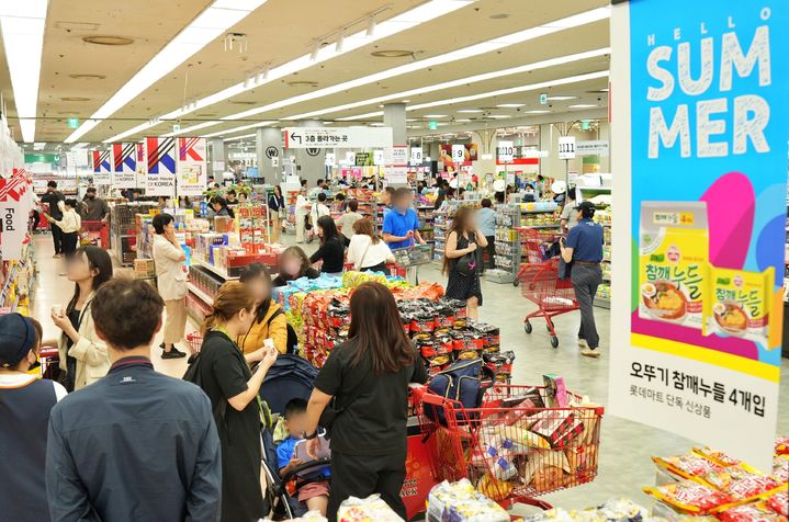 [서울=뉴시스]롯데마트는 '여름의 맛'을 주제로 시즌 상품을 한데 모은 '헬로 썸머 페스티벌'을 개최한다고 27일 밝혔다.(사진=롯데마트 제공) *재판매 및 DB 금지
