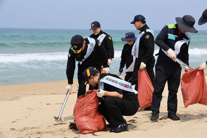 [동해=뉴시스] 26일 동해지방해양경찰청은 제30회 바다의 날을 맞아 망상 해변 일원에서 동해해경, GS 동해전력 등과 함께 해안가 쓰레기 수거 정화활동을 실시하고 있다.(사진=동해해경청 제공)photo@newsis.com *재판매 및 DB 금지