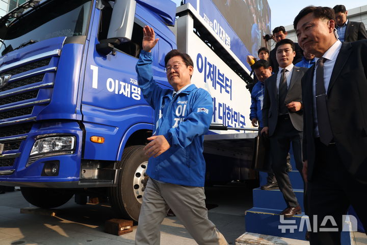 [남양주=뉴시스] 조성봉 기자 = 이재명 더불어민주당 대선 후보가 26일 경기 남양주 평내호평역 광장에서 유세를 마치고 시민들에게 인시하고 있다. 2025.05.26. suncho21@newsis.com