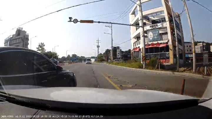 [예산=뉴시스] 지난 2023년 5월19일 충남 당진시 한 교차로에서 좌회전 후 우측으로 진로 변경하는 차를 들이받은 A씨 차량 내부 블랙박스 영상 캡처본. (사진=충남경찰청 제공) 2025.05.26. photo@newsis.com *재판매 및 DB 금지