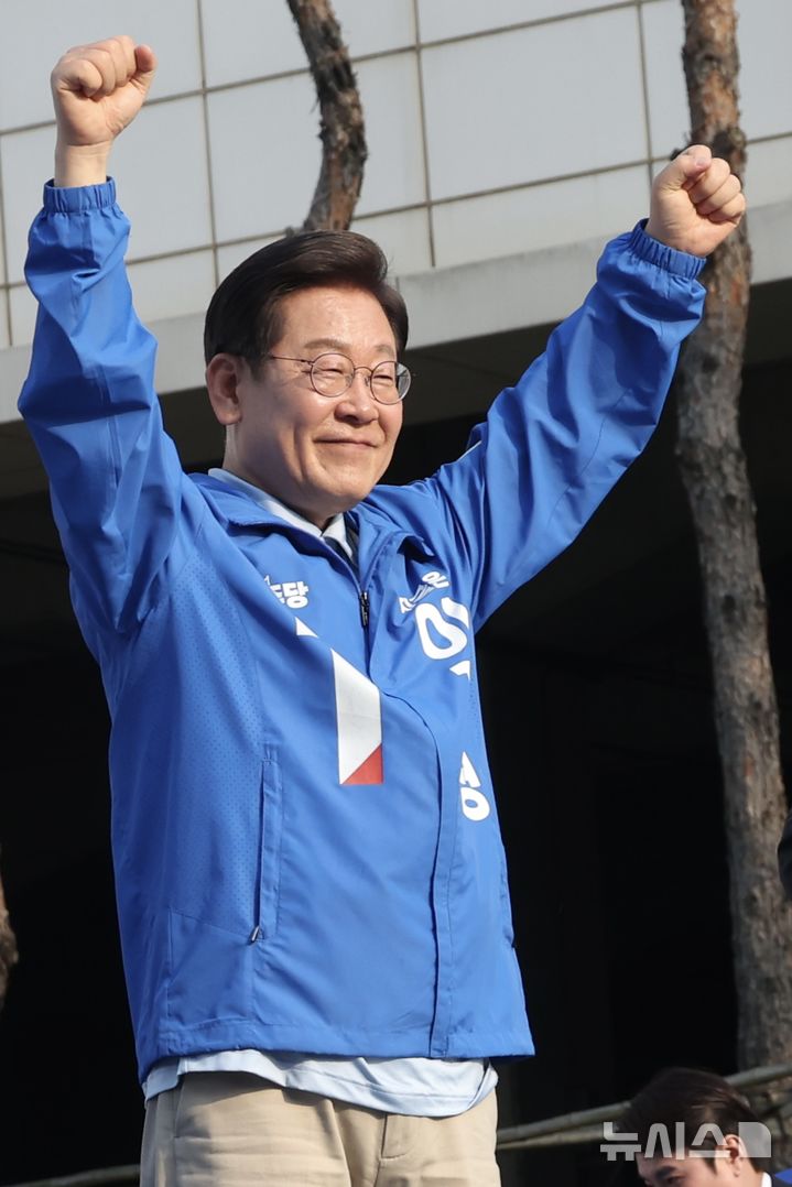 [남양주=뉴시스] 조성봉 기자 = 이재명 더불어민주당 대선 후보가 26일 경기 남양주 평내호평역 광장에서 열린 유세에서 시민들에게 지지를 호소하고 있다. 2025.05.26. suncho21@newsis.com