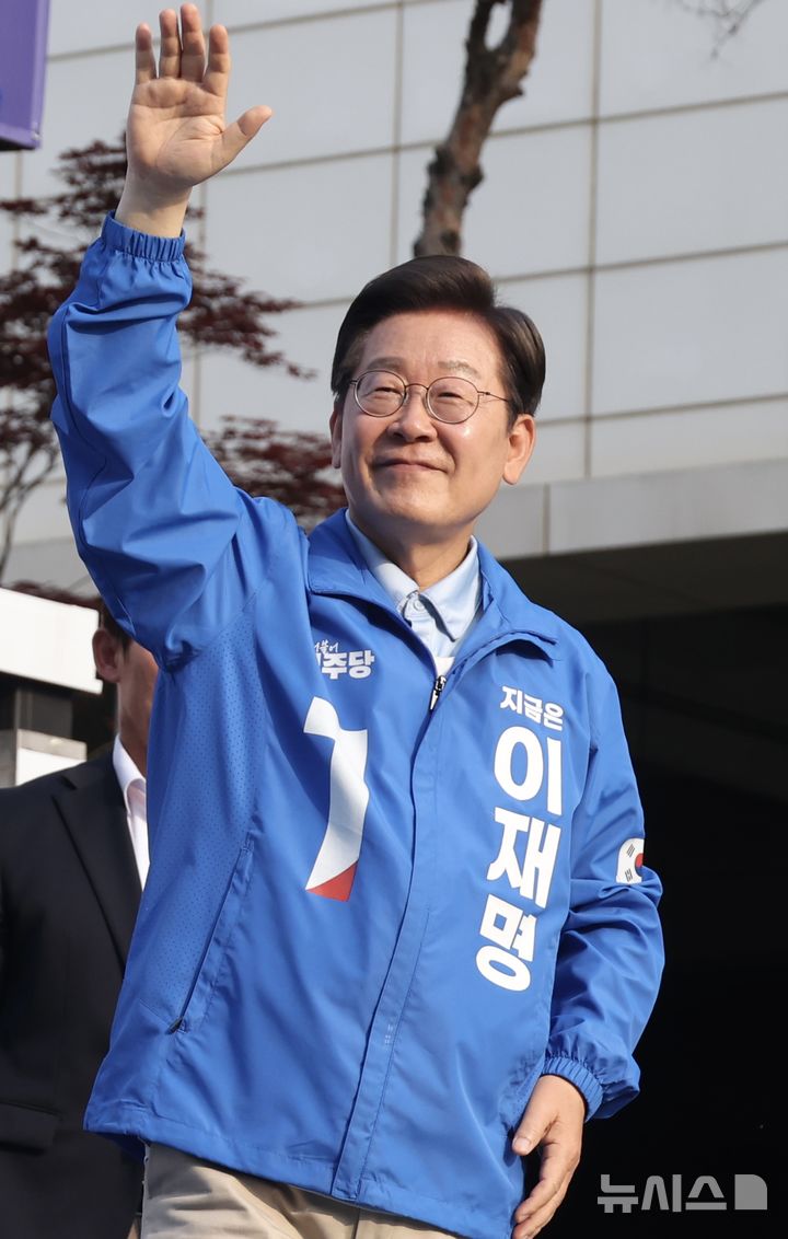 [남양주=뉴시스] 조성봉 기자 = 이재명 더불어민주당 대선 후보가 지난 26일 경기 남양주 평내호평역 광장에서 열린 유세에서 시민들에게 지지를 호소하고 있다. 2025.05.26. suncho21@newsis.com