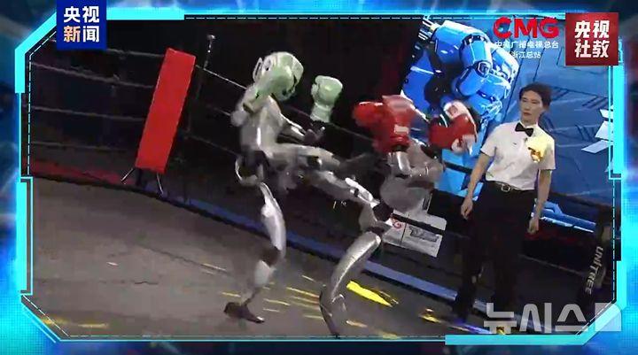 [베이징=뉴시스] 중국중앙(CC)TV는 25일 저장성 항저우에서 중국중앙방송총국(CMG) 주최로 휴머노이드 로봇 격투경기가 진행된 'CMG 세계로봇대회 시리즈'가 개최됐다고 밝혔다.(사진=중국 CCTV 홈페이지 영상 갈무리) 2025.05.26 photo@newsis.com