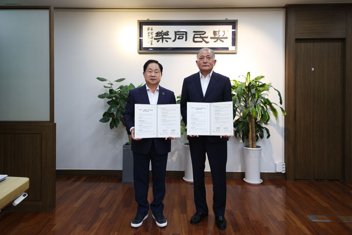 주광덕 남양주시장과 최흥순 경춘공원묘원 이사장이 업무협약 체결 후 기념촬영을 하고 있다. (사진=남양주시 제공) photo@newsis.com *재판매 및 DB 금지