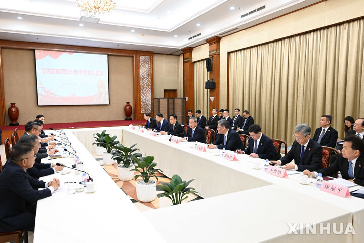 [자카르타=신화/뉴시스] 리창 중국 국무원 총리가 25일 인도네시아 자카르타에서 열린 중국계 투자 기업 좌담회에 참석해 발언하고 있다. 2025.05.26