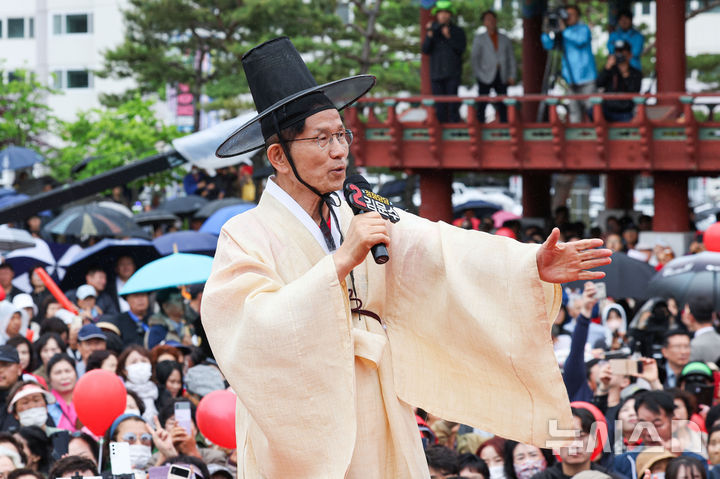 [안동=뉴시스] 권창회 기자 = 김문수 국민의힘 대선 후보가 24일 경북 안동시 웅부공원 인근에서 열린 유세에서 도포와 갓을 쓰고 지지호소를 하고 있다. 2025.05.24. kch0523@newsis.com