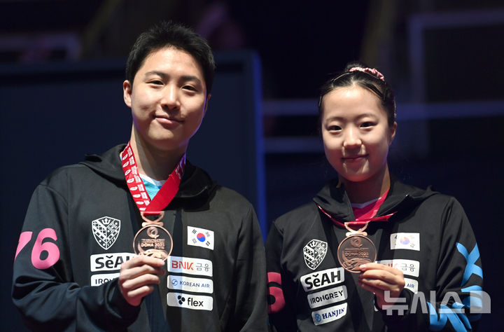 [서울=뉴시스] 사진공동취재단 = 임종훈, 신유빈이 24일(현지시간) 카타르 도하 루사일 아레나에서 열린 2025 국제탁구연맹(ITTF) 세계선수권대회 혼합복식 시상식에서 동메달을 걸고 포즈를 취하고 있다. 2025.05.25 photo@newsis.com