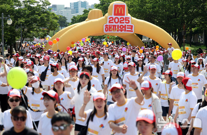 [서울=뉴시스] 홍효식 기자 = 25일 오전 서울 마포구 평화의공원 평화광장에서 열린 2025 맥도날드 해피워크에서 참가자들이 출발하고 있다.이번 행사는 가정의 달을 맞아 온 가족이 함께 걸으며 따뜻한 나눔을 실천하는 고객 참여형 기부 걷기 행사다. 2025.05.25. yesphoto@newsis.com
