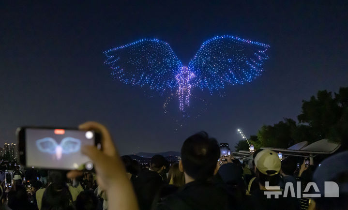 [서울=뉴시스] 김선웅 기자 = 25일 서울 광진구 뚝섬한강공원에서 2025 한강 드론 라이트 쇼 특별 공연이 펼쳐지고 있다. 2025.05.25. mangusta@newsis.com