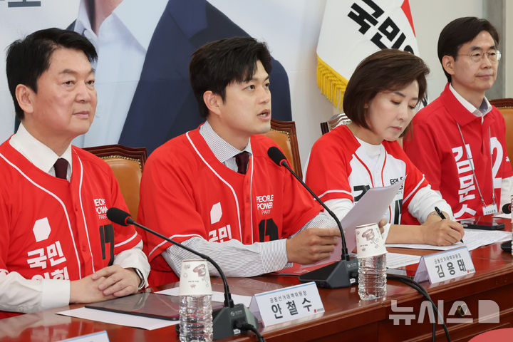 [서울=뉴시스] 조성우 기자 = 김용태(왼쪽 두 번째) 국민의힘 비상대책위원장이 지난 26일 오전 서울 여의도 국회에서 열린 중앙선거대책위원회의에서 발언하고 있다. 2025.05.26. xconfind@newsis.com