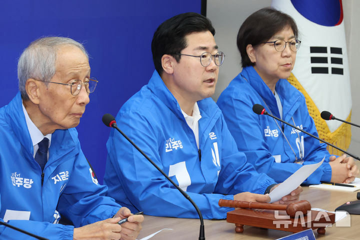 [서울=뉴시스] 조성우 기자 = 박찬대(가운데) 더불어민주당 상임총괄선거대책위원장이 26일 오전 서울 여의도 중앙당사에서 열린 중앙선거대책위원회의에서 발언하고 있다. 2025.05.26. xconfind@newsis.com