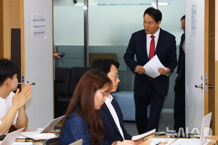 [서울=뉴시스] 황준선 기자 = 오세훈 서울시장이 26일 오전 서울 중구 서울시청 브리핑룸에서 서울시 초고령사회 대응 종합계획 '9988 서울 프로젝트'를 발표하기 위해 이동하고 있다. 2025.05.26. hwang@newsis.com