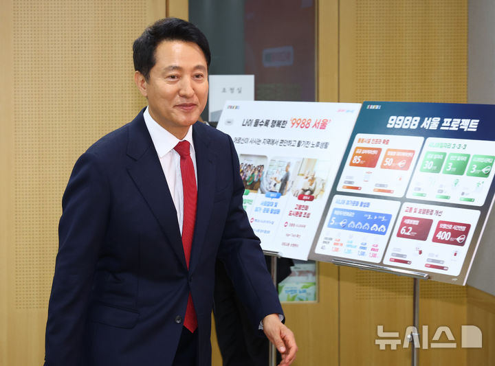 [서울=뉴시스] 황준선 기자 = 오세훈 서울시장이 26일 오전 서울 중구 서울시청 브리핑룸에서 서울시 초고령사회 대응 종합계획 '9988 서울 프로젝트'를 발표하기 위해 이동하고 있다. 2025.05.26. hwang@newsis.com