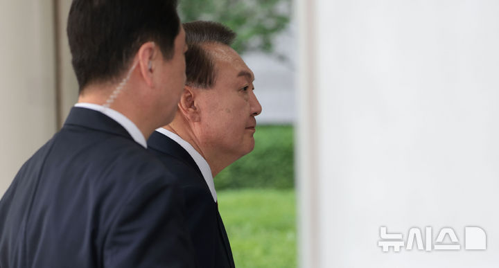 [서울=뉴시스] 사진공동취재단 = 윤석열 전 대통령이 지난달 26일 서울 서초구 서울중앙지방법원에서 열린 내란 우두머리 혐의ㆍ직권남용 권리행사 방해 혐의 사건 5차 공판에 출석하고 있다. 2025.05.26. photo@newsis.com