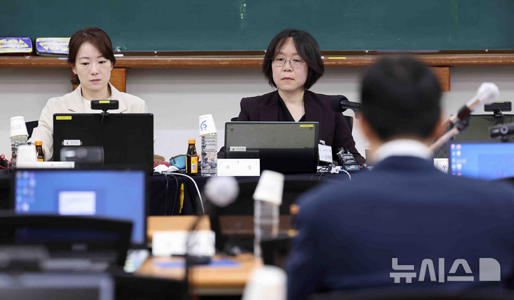 [고양=뉴시스] 김근수 기자 = 법관대표회의 의장인 김예영 서울남부지법 부장판사가 26일 경기 고양시 일산동구 사법연수원에서 열린 전국법관대표회의에서 회의 준비를 하고 있다. (공동취재) 2025.05.26. photo@newsis.com