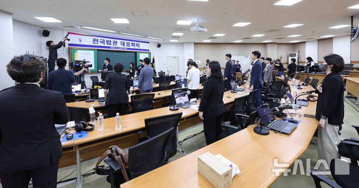 [고양=뉴시스] 김근수 기자 = 법관대표회의 의장인 김예영 서울남부지법 부장판사를 비롯한 법관들이 26일 경기 고양시 일산동구 사법연수원에서 열린 전국법관대표회의에서 국기에 대한 경례를 하고 있다. (공동취재) 2025.05.26. photo@newsis.com