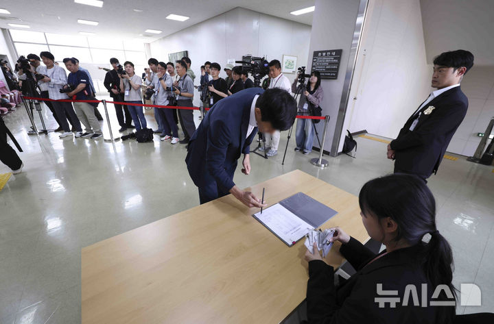 [고양=뉴시스] 김근수 기자 = 26일 경기 고양시 일산동구 사법연수원에서 열린 전국법관대표회의에 판사가 참석하고 있다. 2025.05.26. ks@newsis.com