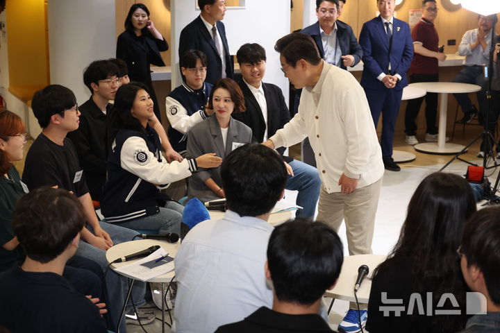 [수원=뉴시스] 조성봉 기자 = 이재명 더불어민주당 대선 후보가 26일 경기 수원시 영통구 아주대학교 혁신공유라운지에서 열린 대학생 간담회에서 참석자들과 인사하고 있다. 2025.05.26. suncho21@newsis.com