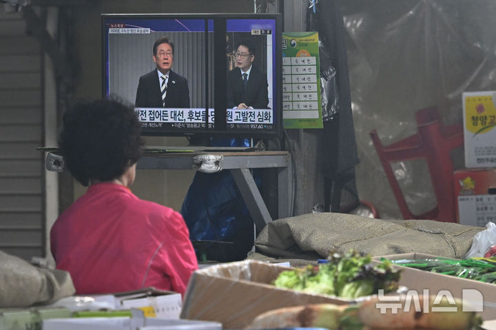 [광주=뉴시스] 이영주 기자 = 제21대 대통령 선거을 일주일여 앞둔 26일 오전 광주 서구 양동시장에서 한 채소상이 대선 소식을 전하는 뉴스를 보고 있다. 2025.05.26. leeyj2578@newsis.com