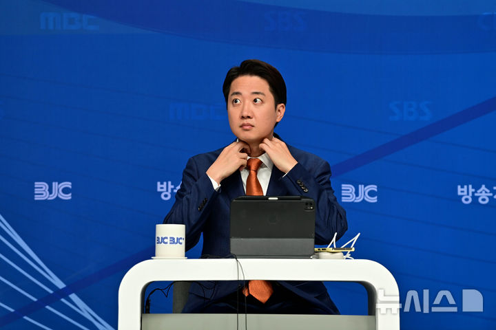 [서울=뉴시스] 김금보 기자 = 이준석 개혁신당 대선 후보가 26일 오전 서울 양천구 한국방송회관에서 열린 한국방송기자클럽 초청 토론회에 참석해 있다. (공동취재) photo@newsis.com