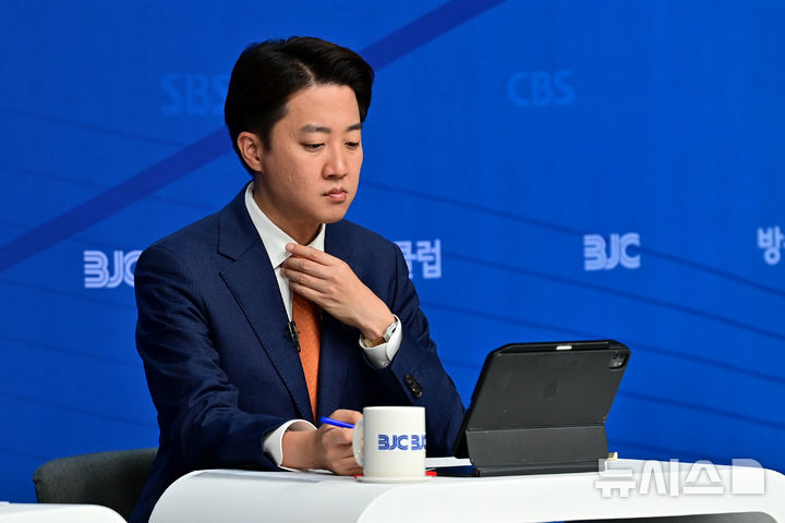 [서울=뉴시스] 김금보 기자 = 이준석 개혁신당 대선 후보가 26일 오전 서울 양천구 한국방송회관에서 열린 한국방송기자클럽 초청 토론회에 참석해 있다. (공동취재) photo@newsis.com