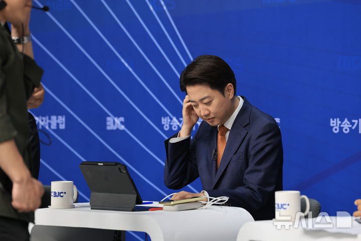 [서울=뉴시스] 김금보 기자 = 이준석 개혁신당 대선 후보가 26일 오전 서울 양천구 한국방송회관에서 열린 한국방송기자클럽 초청 토론회에 참석해 있다. (공동취재) photo@newsis.com