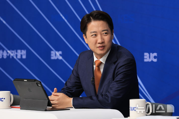 [서울=뉴시스] 김금보 기자 = 이준석 개혁신당 대선 후보가 26일 오전 서울 양천구 한국방송회관에서 열린 한국방송기자클럽 초청 토론회에 참석해 있다. (공동취재) photo@newsis.com